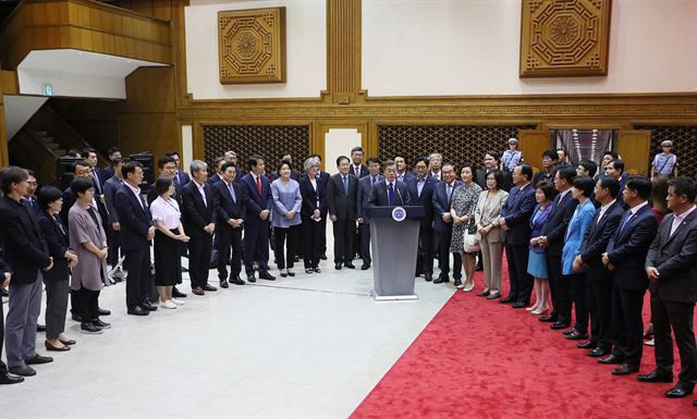 문재인 대통령이 한미 정상회담을 위한 첫 방미 일정을 마치고 2일 경기 성남시 서울공항에 도착해 청와대 참모진과 각료 등의 영접 속에 귀국 인사를 하고 있다. 문 대통령은 “한반도를 둘러싼 역학관계에서 우리의 역할이 더 커지고 중요하게 됐다”며 “한반도의 영구적 평화체제를 구축하기 위한 긴 여정을 시작해야 한다. 이제 그 첫발을 뗐다”고 말했다. 성남=연합뉴스