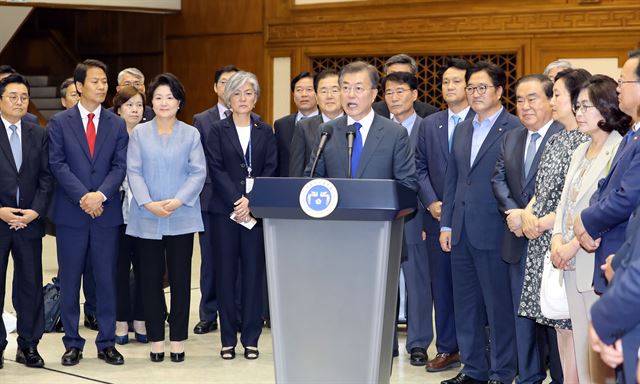 미국 방문을 마친 문재인 대통령이 2일 오후 서울공항에 도착, 귀국 인사말을 하고 있다. 성남=연합뉴스