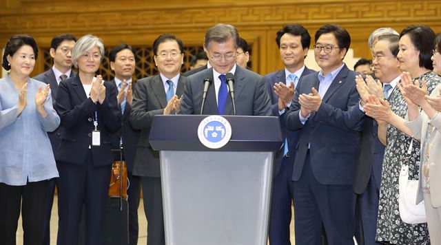 미국 방문을 마친 문재인 대통령이 2일 오후 서울공항에 도착해 환영객들의 박수를 받으며 귀국 인사말을 마치고 있다.연합뉴스