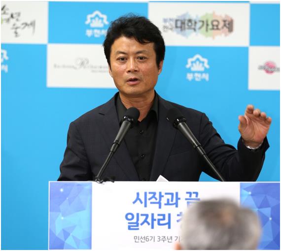 김만수 부천시장이 3일 시청 브리핑룸에서 기자회견을 열고 민선6기 3주년 성과와 향후 계획을 설명하고 있다. 부천시 제공