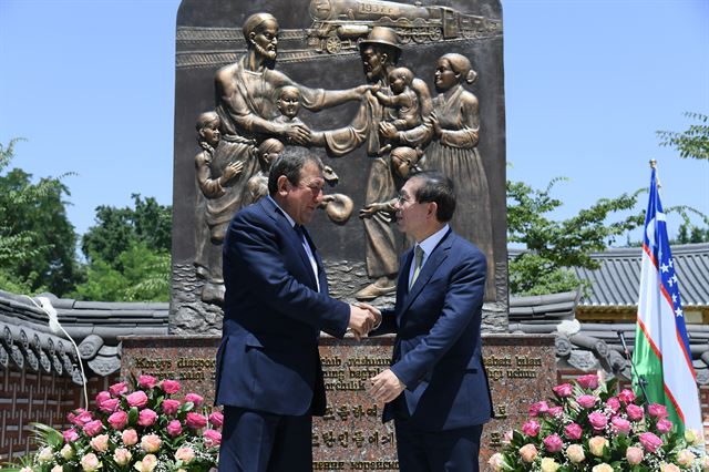 박원순(오른쪽) 서울시장이 3일 우즈베키스탄 수도 타슈켄트의 서울공원 내 고려인 정착 80주년 기념비 앞에서 라흐몬벡 우스마노프 타슈켄트시장과 악수하고 있다. 서울시 제공