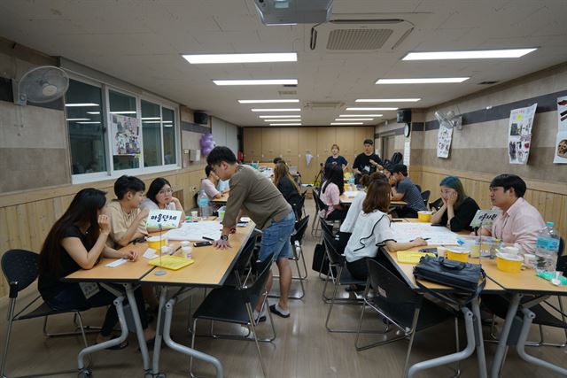 반디협동조합 팀원들이 모여 마을과 문화공연을 연계한 주민참여형 축제 기획 아이디어를 토론하고 있다. 반디협동조합 제공