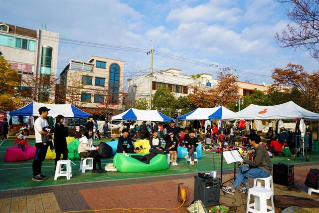 지난해 11월 19일 대현동어린이공원에서 열린 제1회 경북대 쪽문축제(쪽쪽쪽)에서 펼쳐진 버스킹 공연에 참여한 대학생과 주민들이 관람하고 있다. 반디협동조합 제공