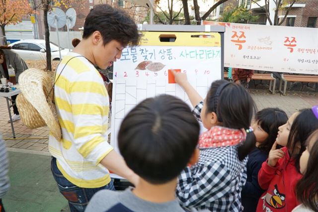 지난해 11월 19일 열린 제1회 경북대 쪽문축제(쪽쪽쪽)에 참가한 어린이들이 부대 행사인 사다리타기 게임에 참여하고 있다. 반디협동조합 제공