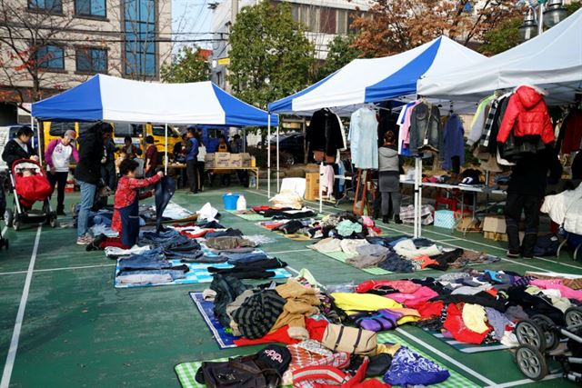 지난해 11월 19일 열린 제1회 경북대 쪽문축제(쪽쪽쪽) 부대행사로 아나바타 장터 행사가 펼쳐져 큰 호응을 얻었다. 반디협동조합 제공