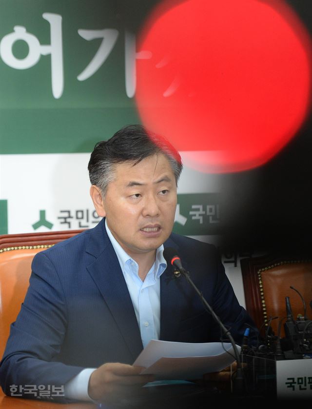 김관영 국민의당 진상조사단장이 3일 국회 당 대표실에서 ' 문준용 특혜입사 제보 조작 사태'와 관련해 안철수 전 대표와의 대면조사를 비롯한 관계자 조사 결과에 대한 발표를 하고 있다. 오대근 기자