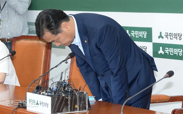 국민의당 김관영 진상조사단장이 3일 국회 당 대표실에서 '제보조작'과 관련해 안철수 전 대표와의 대면조사를 비롯한 관계자 조사 결과에 대한 발표에 앞서 인사 하고 있다. 오대근기자 inliner@hankookilbo.com