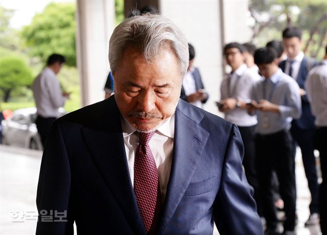 갑질 논란'에 휩싸인 미스터피자 창업주 정우현 전 MP그룹 회장이 3일 오전 피의자 신분으로 조사를 받기 위해 서울 서초구 서울중앙지검으로 들어서고 있다.배우한 기자