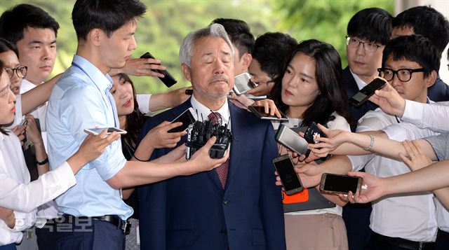 갑질 논란'에 휩싸인 미스터피자 창업주 정우현 전 MP그룹 회장이 3일 오전 피의자 신분으로 조사를 받기 위해 서울 서초구 서울중앙지검으로 들어서며 기자들의 질문을 받고 있다.배우한 기자