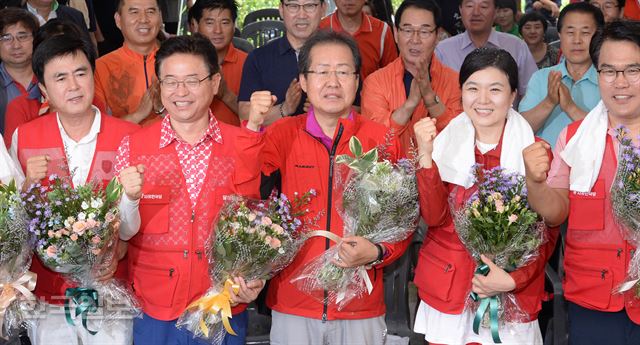 3일 오전 경기도 남양주시 조안면 시우리에서 열린 자유한국당 2차 전당대회에서 당대표로 선출된 홍준표 후보가 이날 선출된 최고위원들과 파이팅을 외치고 있다.배우한 기자