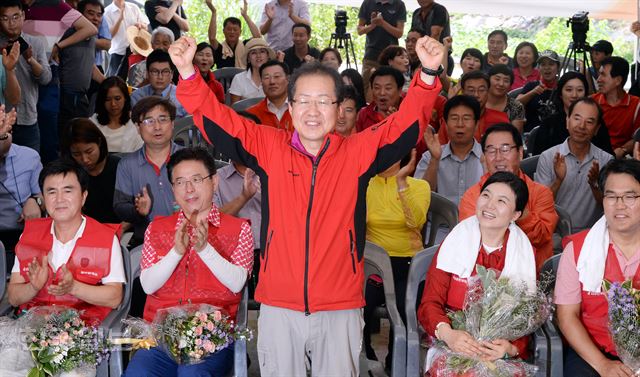 3일 오전 경기도 남양주시 조안면 시우리에서 열린 자유한국당 2차 전당대회에서 당대표로 선출된 홍준표 후보가 손을 들어 당원들에게 인사를 하고 있다 .배우한 기자