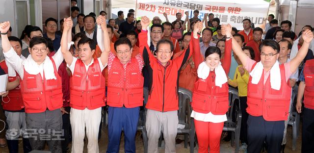 3일 오전 경기도 남양주시 조안면 시우리에서 열린 자유한국당 2차 전당대회에서 당대표로 선출된 홍준표 당선인과 최고위원들이 손을 들어 당원들에게 인사를 하고 있다.배우한 기자