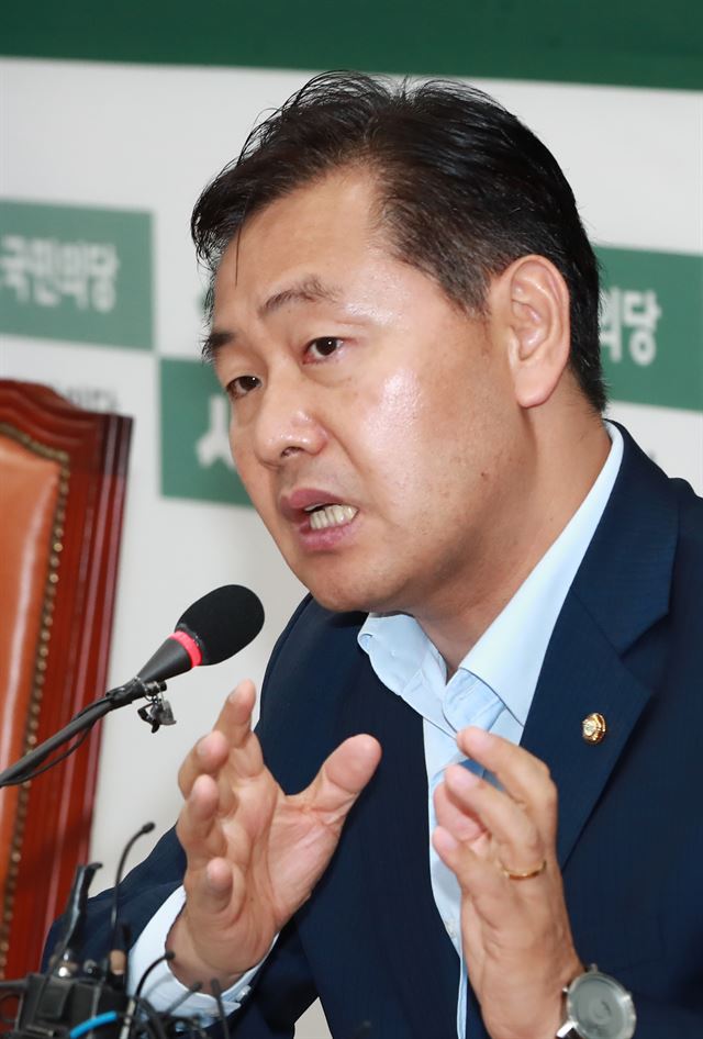 국민의당 진상조사단장인 김관영 의원이 3일 국회 당대표실에서 자체 조사 결과를 발표하고 있다. 연합뉴스