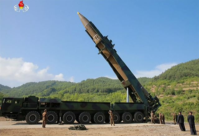 북한 조선중앙TV는 4일 대륙간 탄도미사일(ICBM) '화성-14' 시험발사에 성공했다며 ICBM 발사 모습을 공개했다. 사진은 북한이 발사한 '화성-14'의 모습. 2017.7.4 연합뉴스