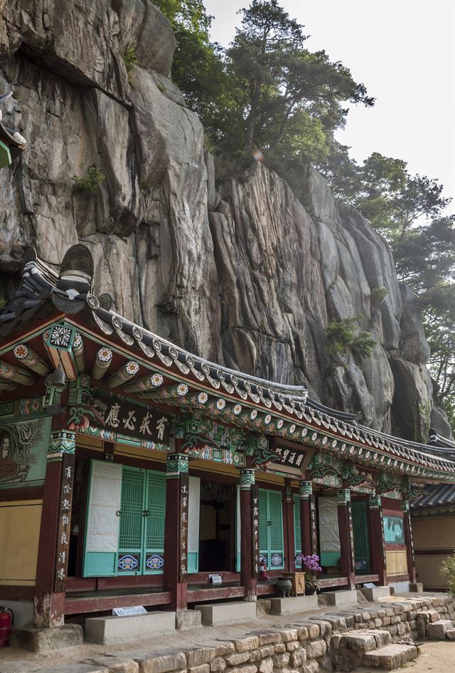 의상대 절벽 아래 자리한 정방사 원통보전. 최갑수 촬영, 한국관광공사 제공.