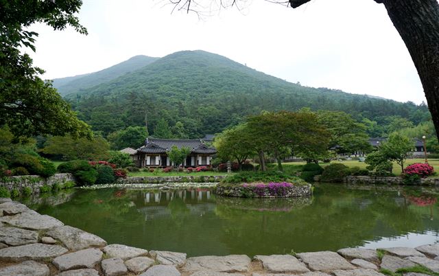 첨칠산 자락에 아침 안개가 끼면 더욱 아름다운 운림산방. 구완회 촬영, 한국관광공사 제공