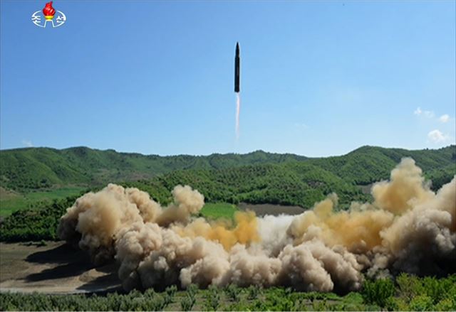 그림 1북한 조선중앙TV는 4일 대륙간 탄도미사일(ICBM) '화성-14' 시험발사에 성공했다며 ICBM 발사 모습을 공개했다. 사진은 북한이 발사한 '화성-14'의 모습. 연합뉴스