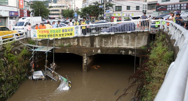 4일 오후 3시 30분쯤 경남 창원시 마산회원구 양덕천 주변에서 하천 복개구조물 보수공사를 하던 작업자 4명이 급류에 휩쓸리는 사고가 발생했다. 이 중 1명이 구조됐고, 창원해경 등은 실종된 나머지 3명에 대한 수색작업을 벌이고 있다. 사진은 사고가 발생한 양덕천의 모습. 연합뉴스