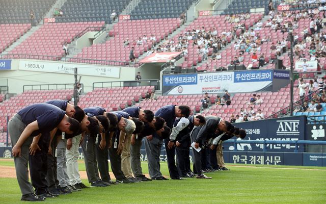 두산 전풍 신임 사장과 김태룡 단장을 비롯한 구단 프런트 전원이 4일 잠실 kt전에 앞서 심판에게 현금을 전달해 물의를 일으킨 것에 대해 고개 숙여 사과하고 있다. 연합뉴스