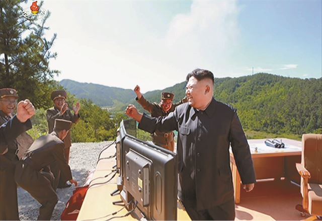 북한 조선중앙TV가 4일 대륙간탄도미사일(ICBM) '화성-14형' 시험발사에 성공했다며 ICBM 발사 모습을 공개했다. 사진은 시험발사 성공 소식에 기뻐하는 김정은 노동당 위원장. 연합뉴스