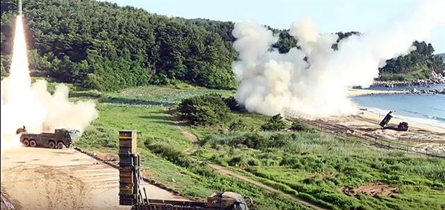 한국과 미국의 미사일 부대가 북한의 대륙간탄도미사일(ICBM) 시험 발사에 대응해 5일 동해안에서 한국군의 현무-2와 미 8군의 ATACMS(에이태킴스) 지대지미사일을 발사하고 있다. 이번 미사일 사격은 전날 북한이 미사일 도발을 감행한 뒤 문재인 대통령 지시로 이행됐다. 합동참모본부 제공