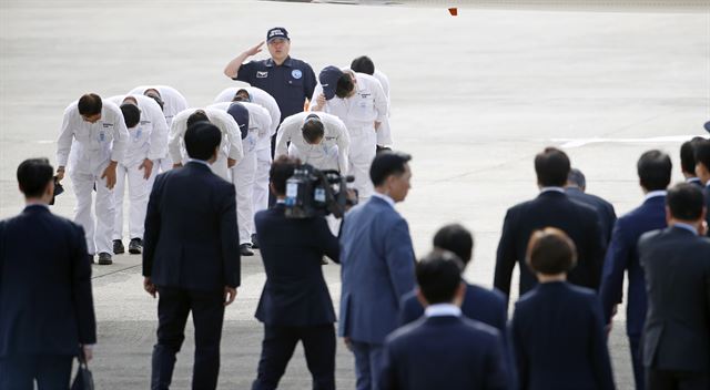 문재인 대통령이 5일 경기 성남 서울공항에서 주요 20개국(G20) 정상회의 참석을 위해 독일로 출국하기에 앞서 대통령 전용기 정비사들을 향해 허리 숙여 인사하자, 정비사들도 고개를 숙여 답례를 하고 있다. 성남=연합뉴스