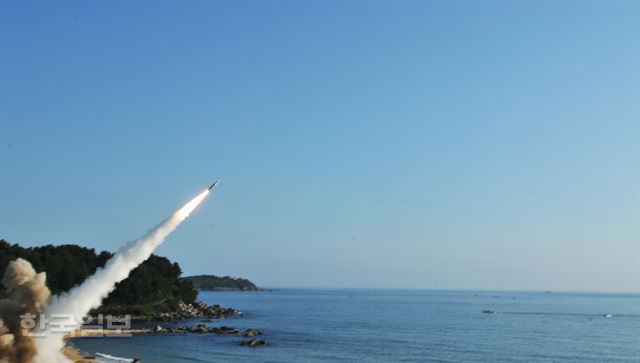 [저작권 한국일보] 한미 양국 군이 북한의 대륙간탄도미사일(ICBM) 도발에 대응해 5일 동해안에서 실시된 한미미사일 연합 무력시위에서 한국군의 현무-2와 미 8군의 ATACMS(에이태킴스) 지대지미사일이 동시 사격되고 있다. 합참제공 /2017-07-05(한국일보)