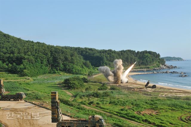 [저작권 한국일보] 한미 양국 군이 북한의 대륙간탄도미사일(ICBM) 도발에 대응해 5일 동해안에서 실시된 한미미사일 연합 무력시위에서 한국군의 현무-2와 미 8군의 ATACMS(에이태킴스) 지대지미사일이 동시 사격되고 있다. 합참제공 /2017-07-05(한국일보)