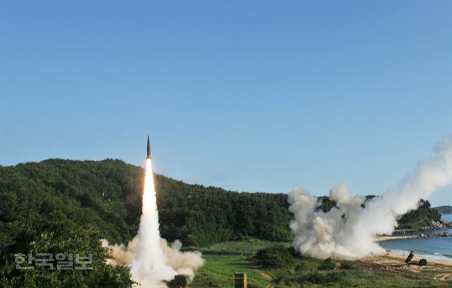 [저작권 한국일보] 한미 양국 군이 북한의 대륙간탄도미사일(ICBM) 도발에 대응해 5일 동해안에서 실시된 한미미사일 연합 무력시위에서 한국군의 현무-2와 미 8군의 ATACMS(에이태킴스) 지대지미사일이 동시 사격되고 있다. 합참제공 /2017-07-05(한국일보)