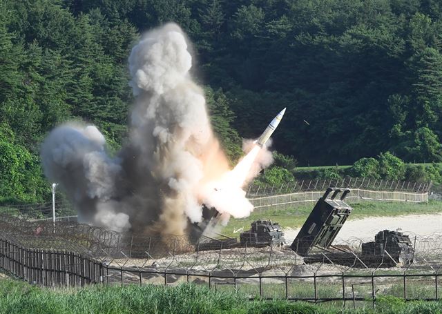 발사되는 '에이태킴스'북한의 대륙간탄도미사일(ICBM) 도발에 대응해 5일 오전 동해안에서 열린 한미 연합 탄도미사일 타격훈련에서 주한미군의 에이태킴스(ATACMS) 지대지미사일이 발사되고 있다. 2017.7.5 [합동참모본부 제공]