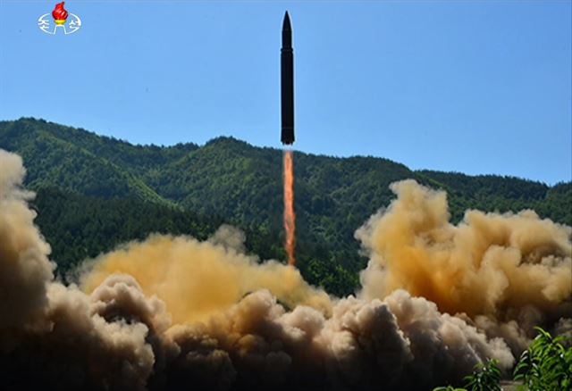 북한 조선중앙TV가 4일 공개한 대륙간탄도미사일(ICBM) ‘화성-14형’ 발사 장면. 연합뉴스