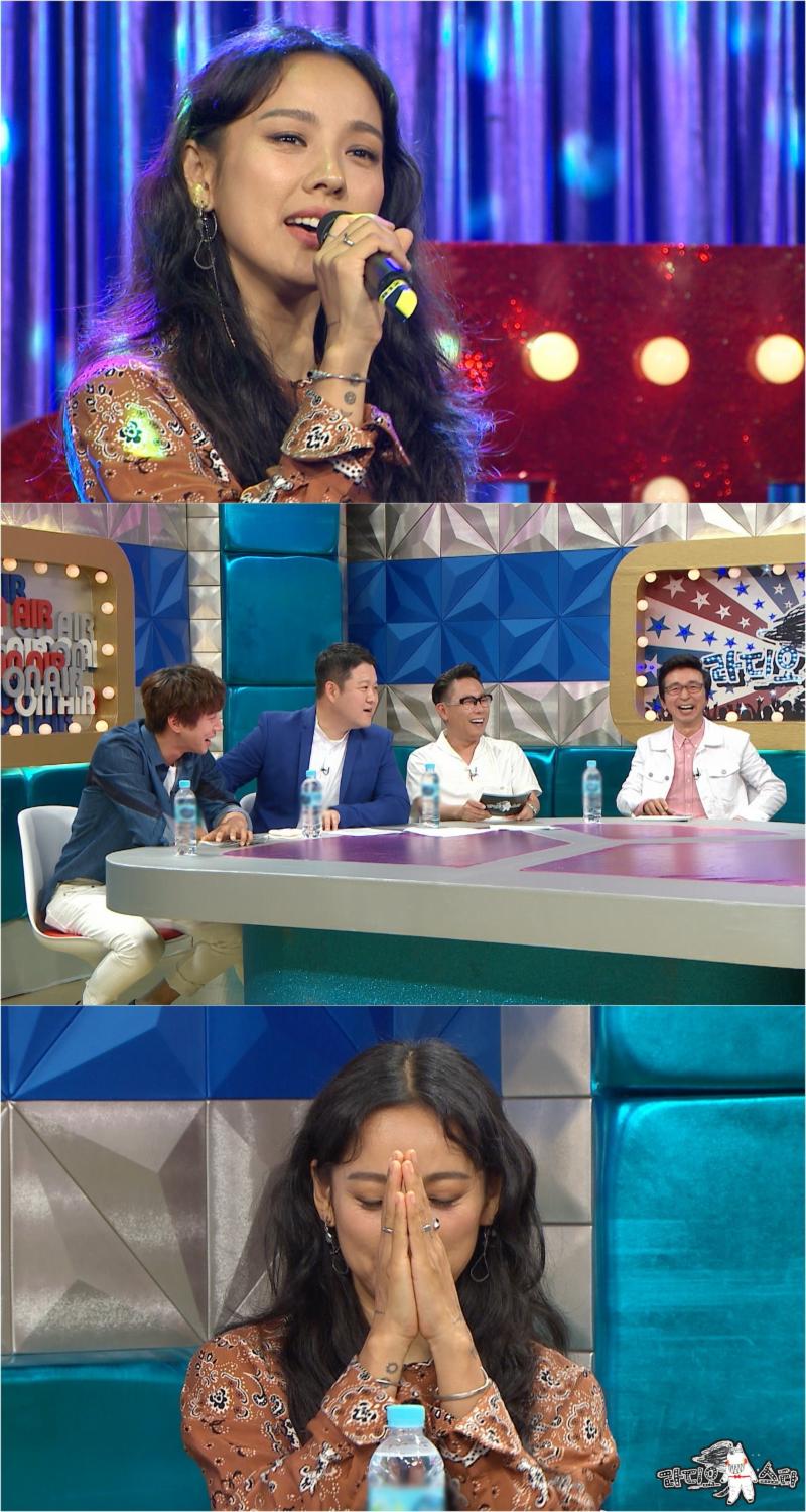 가수 이효리가 ‘스몰 웨딩’이 아닌 ‘초호화 웨딩’을 했다고 밝혀 시선을 모은다. MBC '라디오스타' 제공