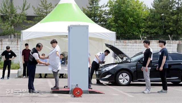 항공보안요원들의 실무 능력을 겨루는 '제11회 항공보안 경진대회'가 5일 경기 김포 항공보안교육센터에서 열렸다. 대회에 참가한 보안검색요원들이 야외에서 차량 및 대인검색 시험을 실시하고 있다. 홍인기 기자