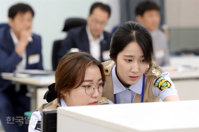 항공보안요원들의 실무 능력을 겨루는 '제11회 항공보안 경진대회'가 5일 경기 김포 항공보안교육센터에서 열렸다. 대회에 참가한 보안검색요원들이 X-Ray 및 대인검색 시험을 실시하고 있다. 홍인기 기자