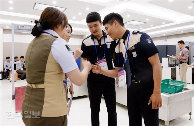 항공보안요원들의 실무 능력을 겨루는 '제11회 항공보안 경진대회'가 5일 경기 김포 항공보안교육센터에서 열렸다. 대회에 참가한 보안검색요원들이 X-Ray 및 대인검색 시험을 실시하기 앞서 파이팅을 외치고 있다. 홍인기 기자