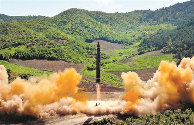 북한이 4일 발사한 대륙간탄도미사일(ICBM) 화성-14형. 연합뉴스