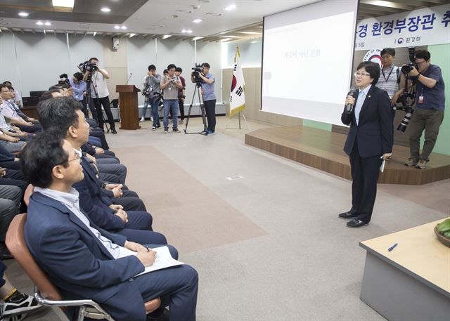 김은경 환경부 장관이 5일 정부세종청사 환경부 대회의실에서 열린 취임식에서 파워포인트(PPT) 자료를 이용한 취임사를 전하고 있다. 환경부 제공