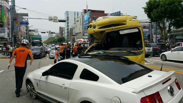 5일 충북 청주시 서원구 사창사거리 인근 도로에서 어린이집 버스가 인도로 돌진해 보행자와 차량을 잇따라 들이받아 2명이 숨지고 10명이 다쳤다. 사고 버스 운전사는 “브레이크가 말을 듣지 않았다”고 말했다. 119구조대가 사고현장을 수습하고 있다. 청주 서부소방서 제공