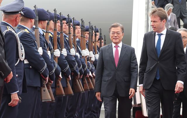 G20 정상회의 참석 등을 위해 독일을 방문한 문재인 대통령과 부인 김정숙 여사가 5일 오전(현지시간) 베를린 테겔 공항에 도착해 이경수 주 독일대사, 폰 슈트라우젠부르크 의전 차장 등 마중 나온 인사들의 영접을 받으며 사열받고 있다. 베를린=연합뉴스