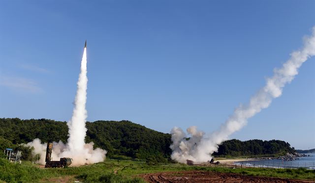 북한의 대륙간탄도미사일(ICBM) 도발에 대응해 5일 오전 동해안에서 열린 한미 연합 탄도미사일 타격훈련에서 한국군 탄도미사일 현무-2A(왼쪽)와 주한미군 에이태킴스(ATACMS)가 동시 발사되고 있다. 합동참모본부 제공=연합뉴스