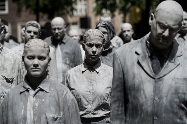 7일부터 열리는 G20 정상회의에 반대하는 좀비들이 나타났다. 5일(현지시간) 독일 함부르크에서 좀비처럼 보이는 회색 옷과 분장을 한 시위대가 ‘1000 형태’ 라는 주제의 거리 퍼포먼스를 진행하고 있다. EPA 연합뉴스