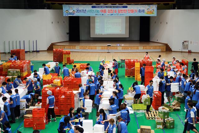 삼성전자 DS부문 임직원과 지역주민들이 5일 ‘사랑나눔 여름김장축제’를 열고 직접 담근 김치를 포장하고 있다. 삼성전자 제공