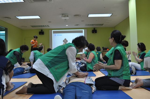 광진구새마을운동부녀회원들이 6일 서울 광진구 광나루시민안전체험관을 찾아 심폐소생술 실습을 하고 있다. 광나루시민안전체험관 제공