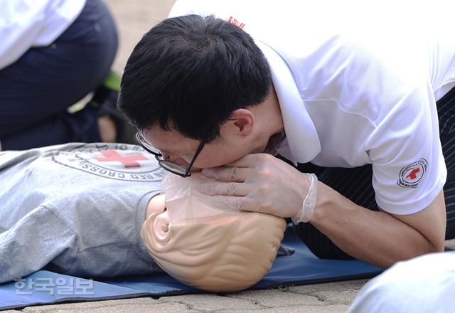 [저작권 한국일보] 6일 오전 서울 마포구 월드컵공원 평화광장에서 대한적십자사 주최로 진행된 재난대응훈련에서 관계자들이 심폐소생술(CPR) 시범을 하고 있다. 2017.07.06. / 류효진기자