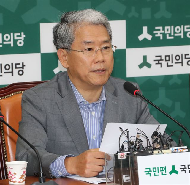 김동철 국민의당 원내대표가 6일 국회에서 기자간담회를 열고 추미애 더불어민주당 대표의 ‘머리 자르기’ 발언을 강도 높게 비판하고 있다. 연합뉴스