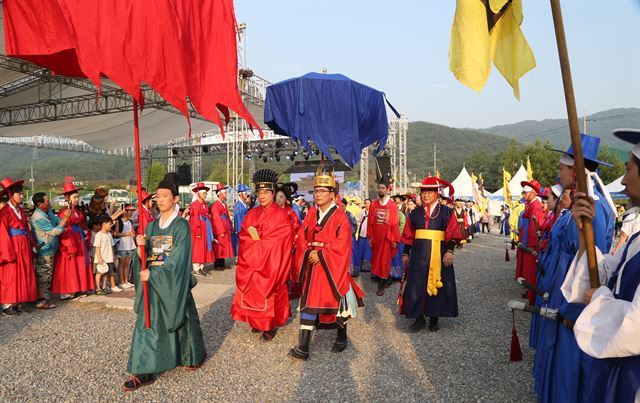 매년 봄 열리는 초정약수 축제에서는 세종이 안질을 치료하기 위해 초정에 행차하는 어가행렬을 재현한다. 청주시 제공