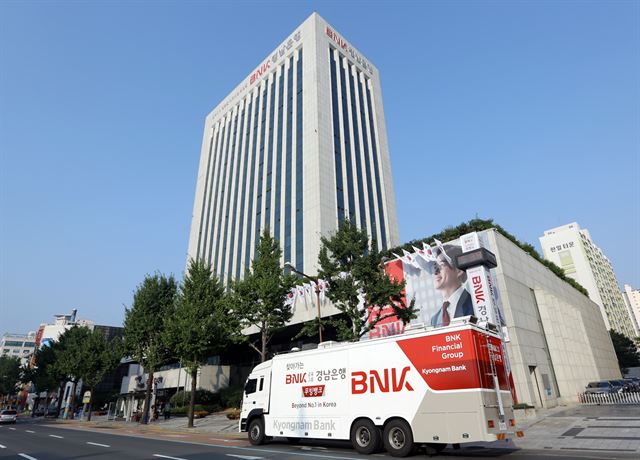 경남지역 대표 은행인 BNK경남은행은 지역기업과의 동반성장을 위해 지원대상 폭을 확대하고 기업인들의 요구를 반영한 맞춤형 금융지원으로 호평을 받고 있다. 경남은행 제공