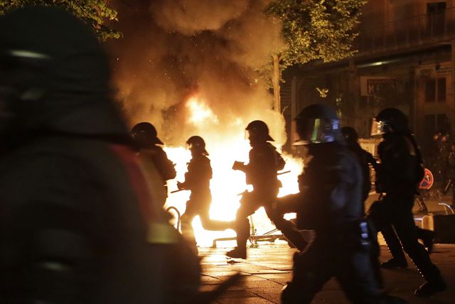 G20 정상회의 개막을 하루 앞둔 6일(현지시간) 독일 함부르크에서 경찰들이 시위대 진압을 나서고 있다. AP 연합뉴스