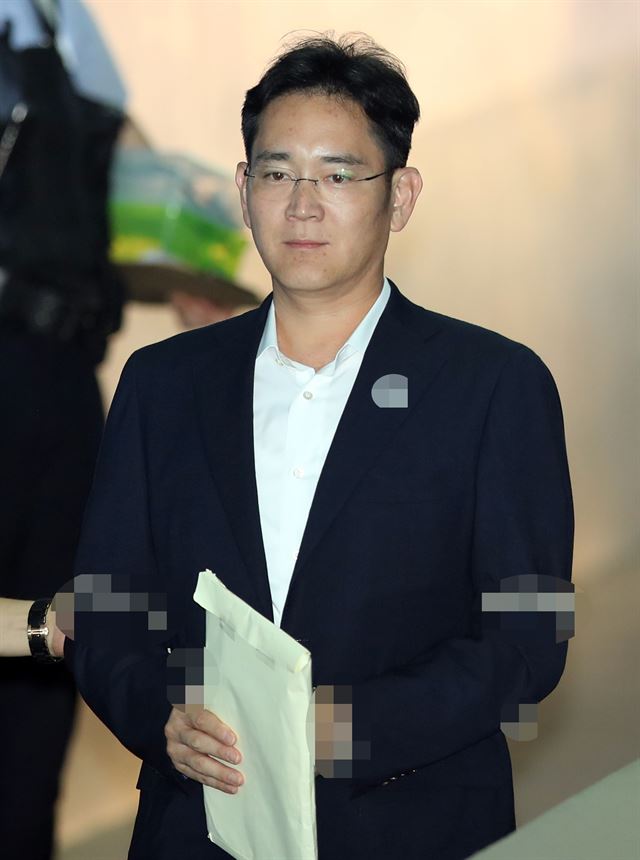 이재용 삼성전자 부회장이 7일 오후 서울중앙지법에서 열린 공판에 출석하기 위해 법정으로 향하고 있다. 연합뉴스