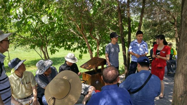 중국 지린성 지안의 장군총 유적지에서 중국의 공식 안내원(오른쪽 끝)이 장군총에 대해 설명하고 있다. 유적지 내에서는 오직 공식 안내원의 설명만 가능하다는 게 중국측 입장이다.